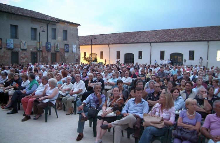 Oltre 500 firme per intitolare
CremArena a Fabrizio De Andrè
