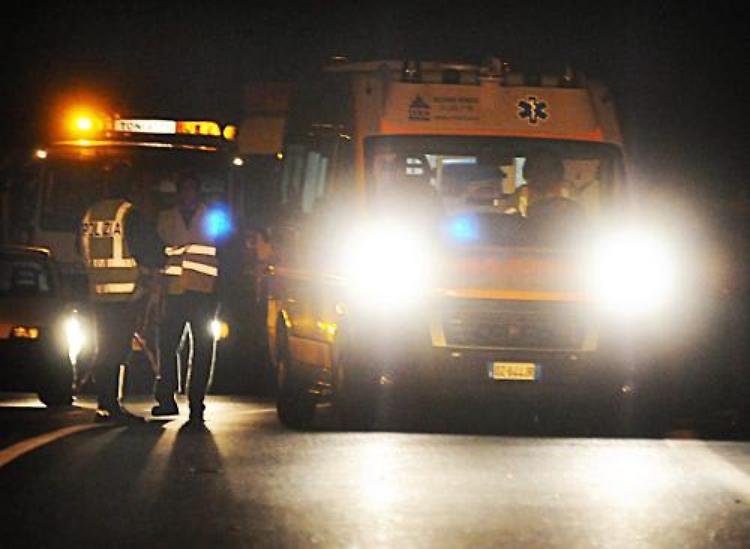 Due incidenti nella notte, sei giovani feriti