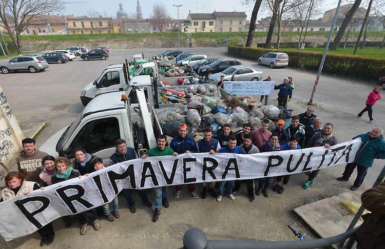 Undici camion di immondizia