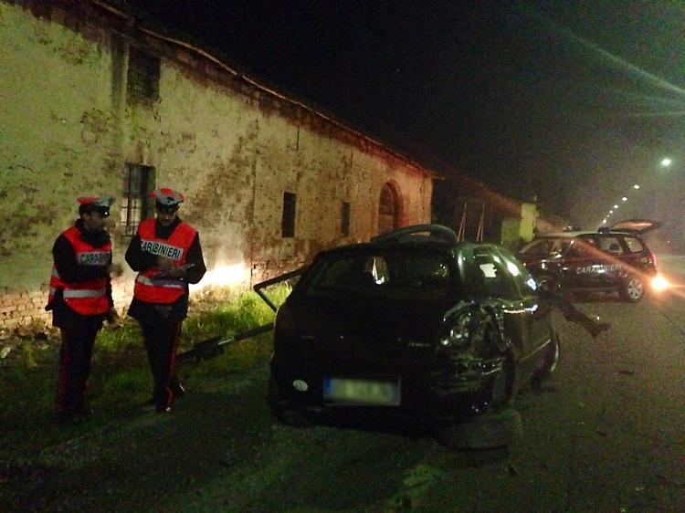 Auto si schianta e il conducente scappa per i campi