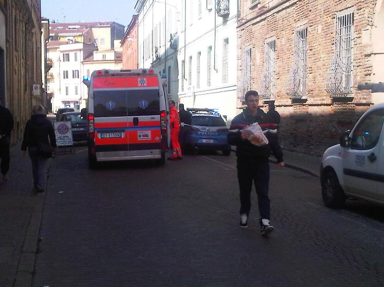 Cade in bici, ferite al volto per un 16enne