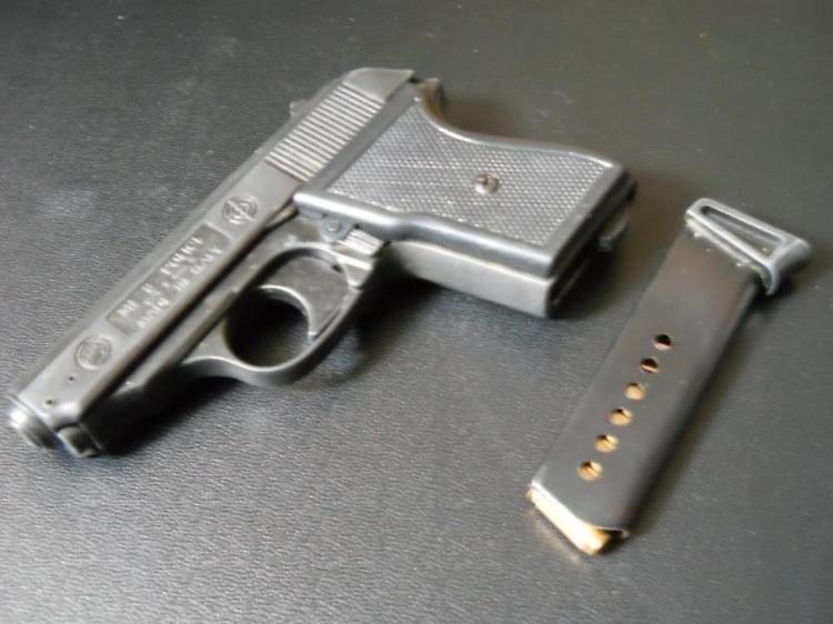 Pistola sull'argine, allarme: ma è una scacciacani