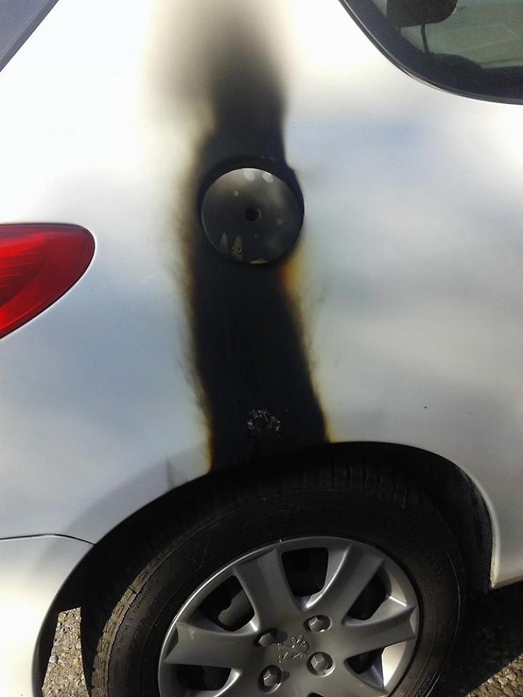 Diavolina sotto l'auto, danni