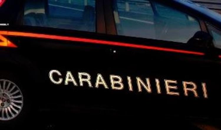 Guida in stato di ebbrezza e insulta i Cc che lo fermano