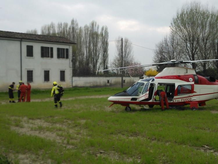 I vigili del fuoco durante le ricerche