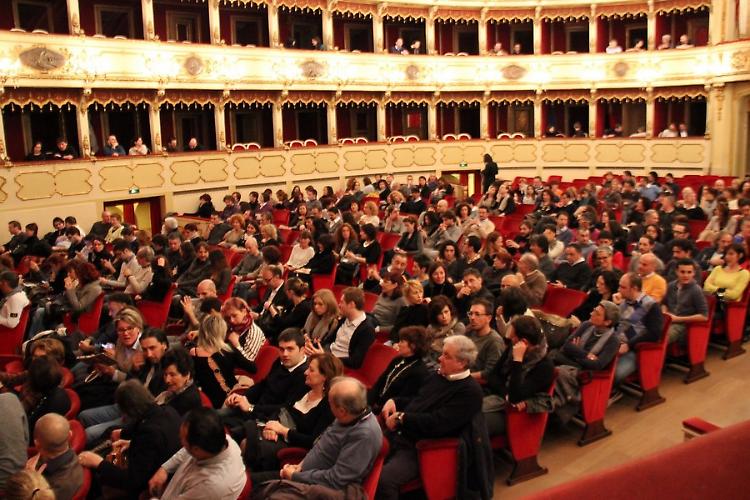 Risate a applausi per Paolo Migone