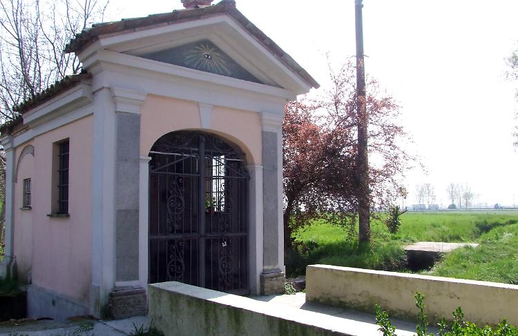 Vandali, due estintori contro
la 'Madonnina dei tre ponti'