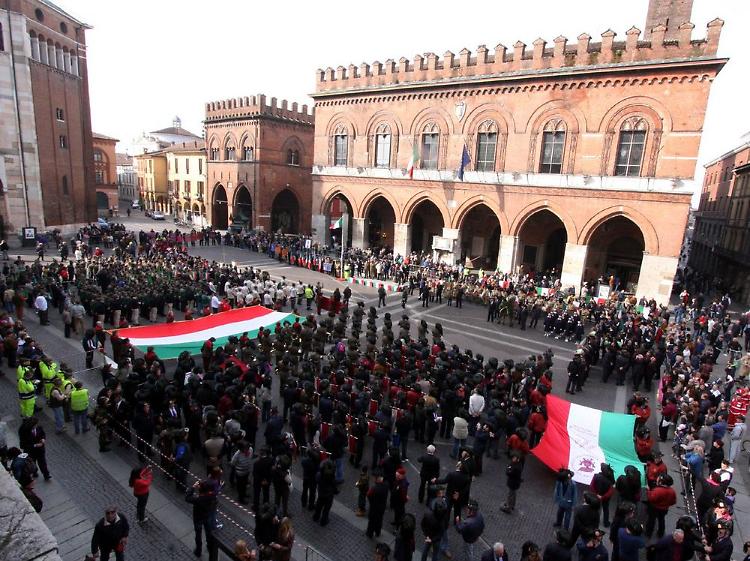 Penne e piume al vento: maxi raduno di alpini e bersaglieri