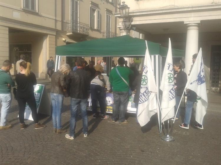 La raccolta firme in piazza Duomo