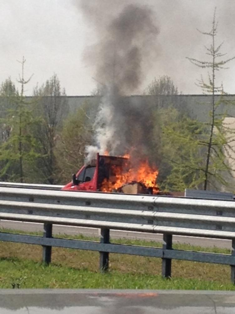 A21, furgone prende fuoco: fiamme e colonna di fumo