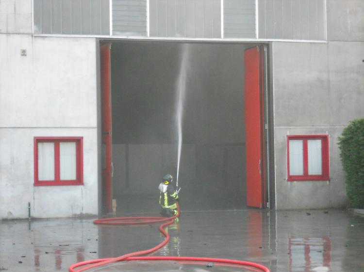 Spaventoso incendio in zona industriale