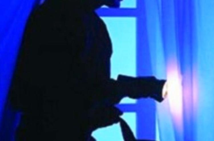 Ladri in una abitazione del centro, via anelli e orecchini d'oro