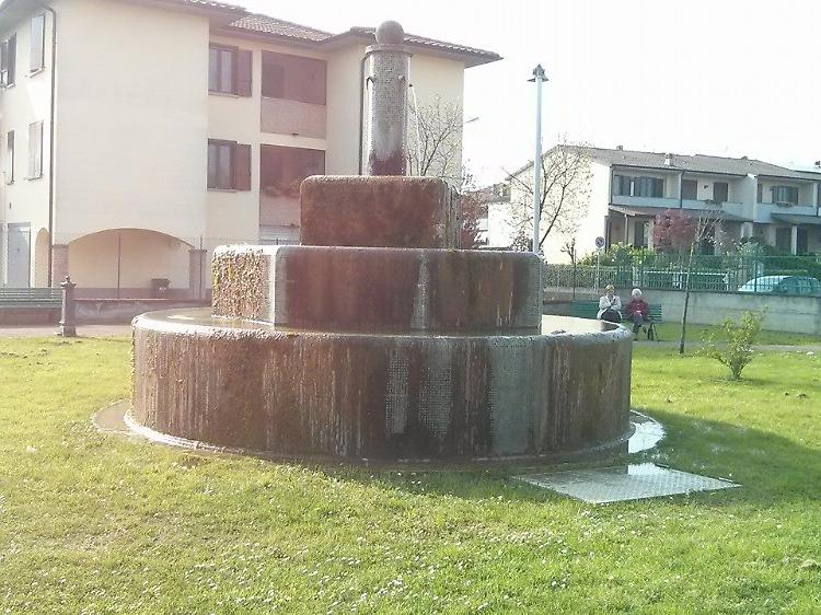 Tra degrado e panchine bruciate, parco nelle mani dei vandali