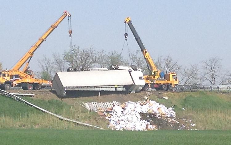 Tre camion ribaltati in A21, circolazione in tilt