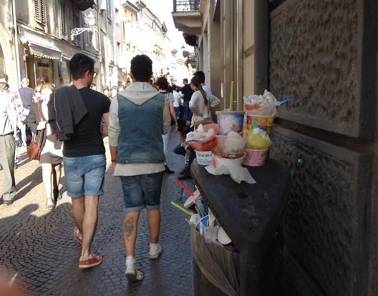 Cestini stracolmi di sporcizia per le strade del centro