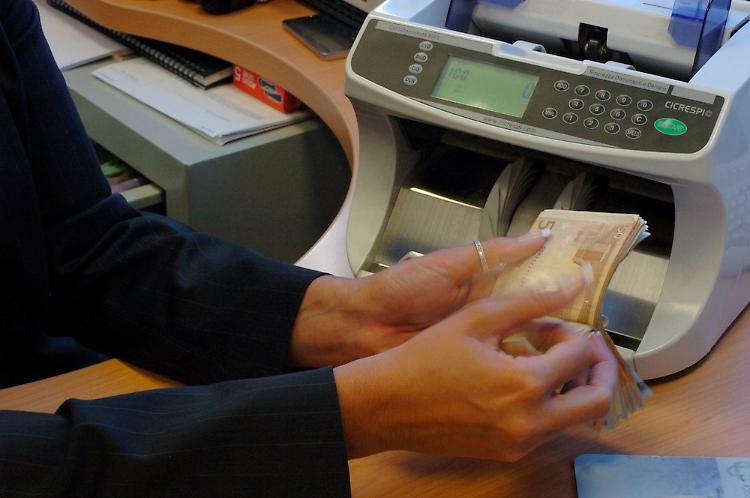 Un altro anziano derubato