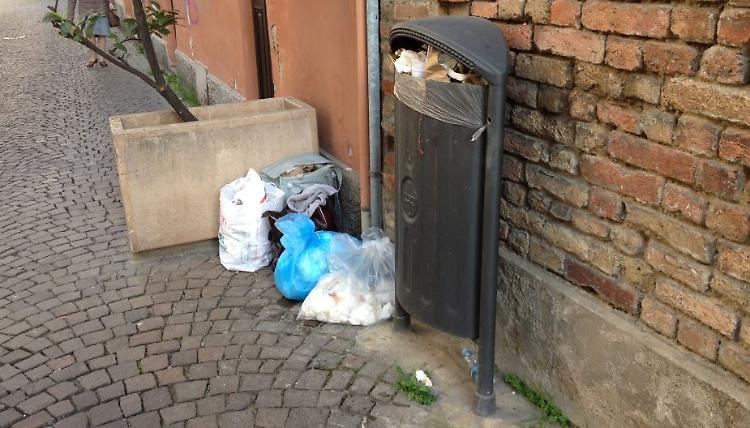 Cestini dei rifiuti stracolmi