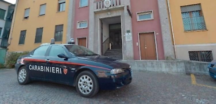 Cassaforte razziata, via preziosi e una pistola