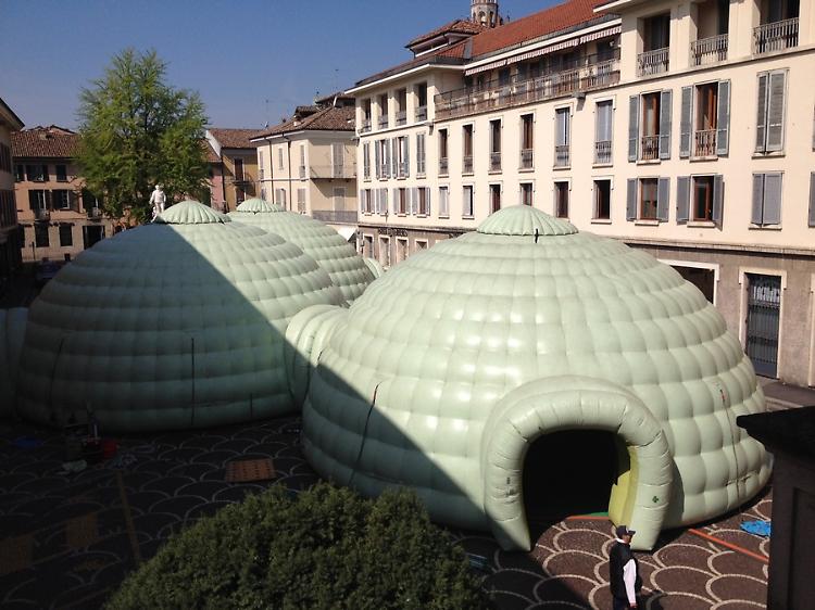 Tre igloo in piazza Moro