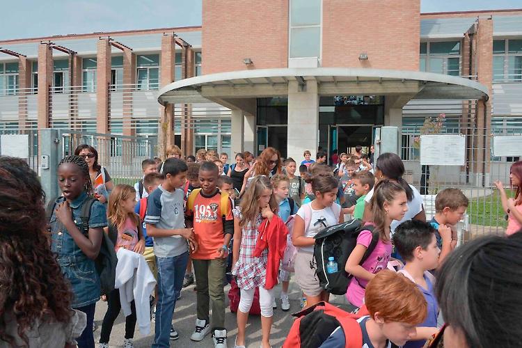 Caramella di traverso, bidella salva un bambino