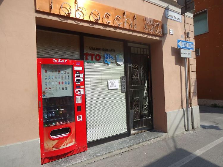 Maxi furto in tabaccheria: via sigarette, gratta e vinci, denaro e bibite