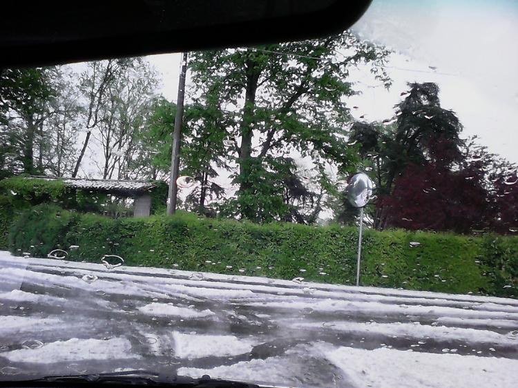 Incredibile grandinata, campagne e strade come in inverno