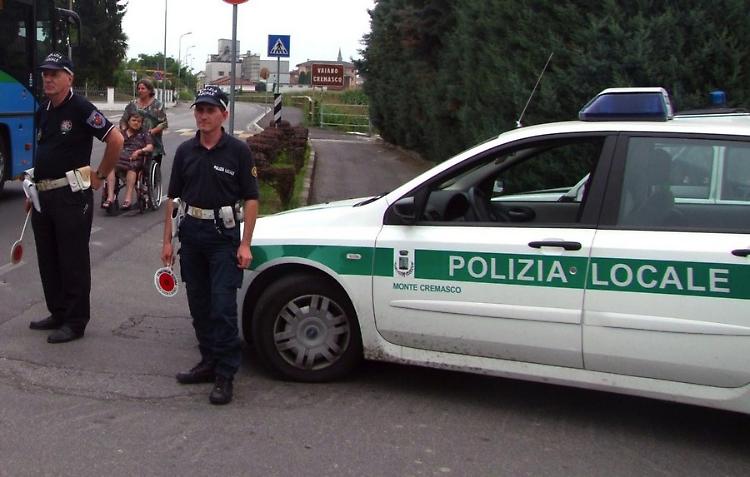 Bucano le gomme all'auto dei vigili, denunciati due ultra 50enni