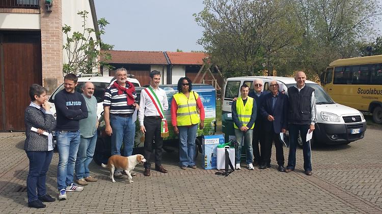 L'Ape Ronda Ecologica in azione per 'aspirare' le deiezioni canine
