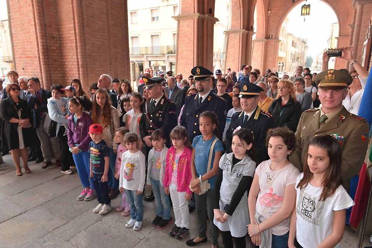 Bambini e autorità sotto al Municipio