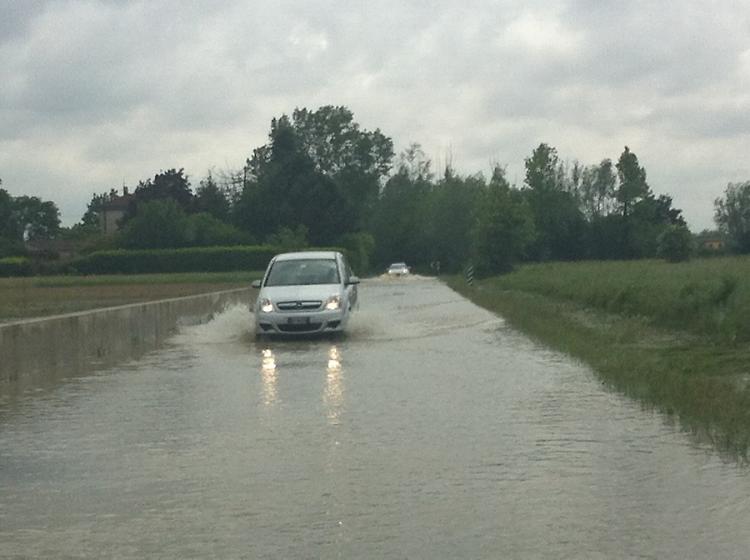 Strada allagata, intrappolati e salvati dai pompieri in gommone