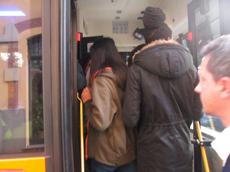 L'ira dei genitori: 'Autobus stracolmi e gli studenti non riescono a salire'