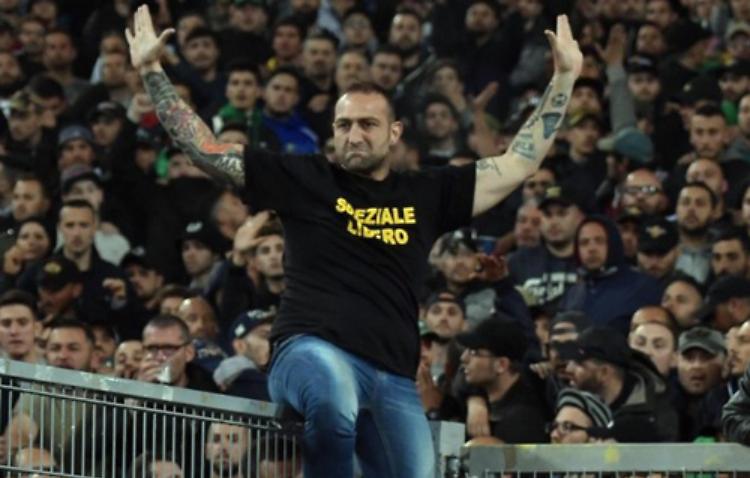 Dentro e fuori lo stadio la legalità non esiste più