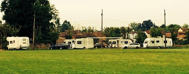 Carovana di rom, timori dei residenti: ordinanza di sgombero