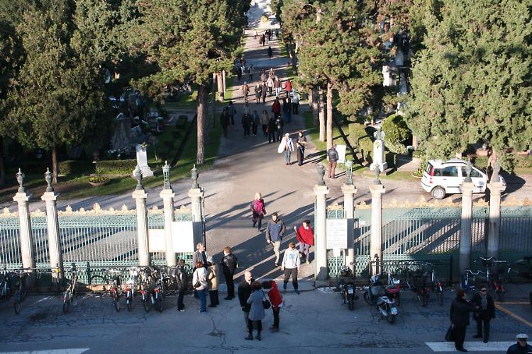 Riesplode la polemica dei banchetti elettorali davanti al cimitero