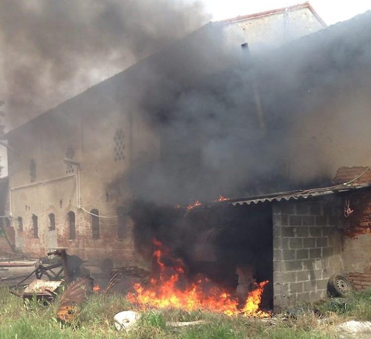 Fiamme e paura in una azienda agricola