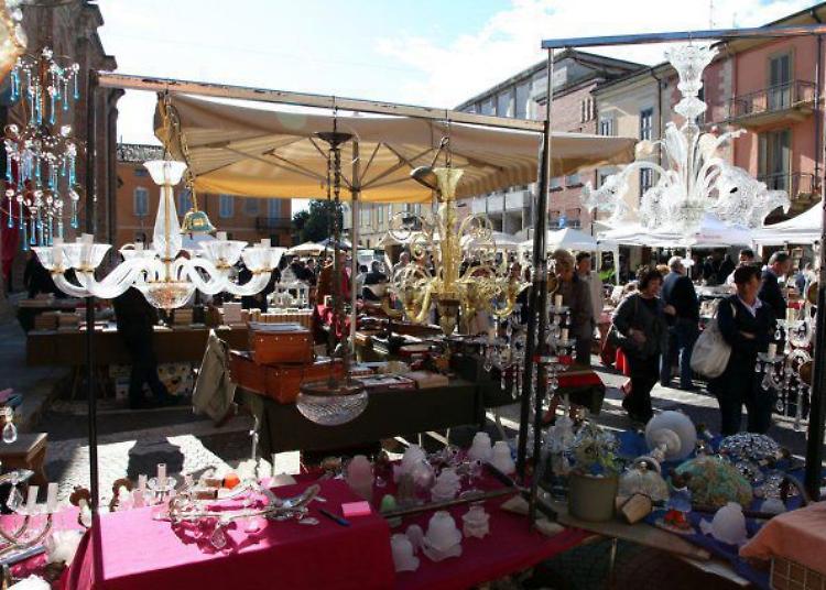 Mini tromba d'aria sul mercatino, caos tra gli stand e danni