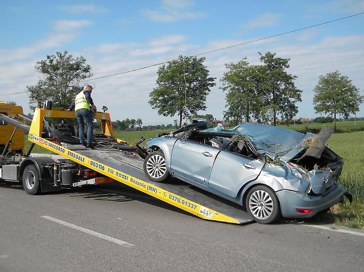 Auto si ribalta, ragazzo miracolato