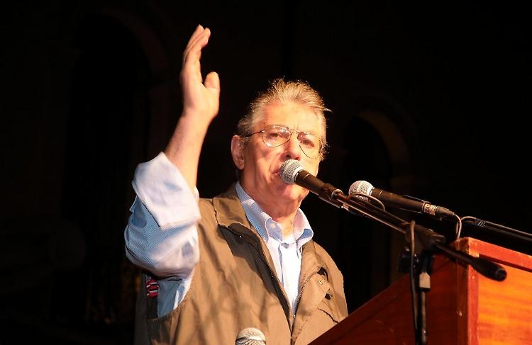 Bossi contestato in piazza, in dieci andranno a processo
