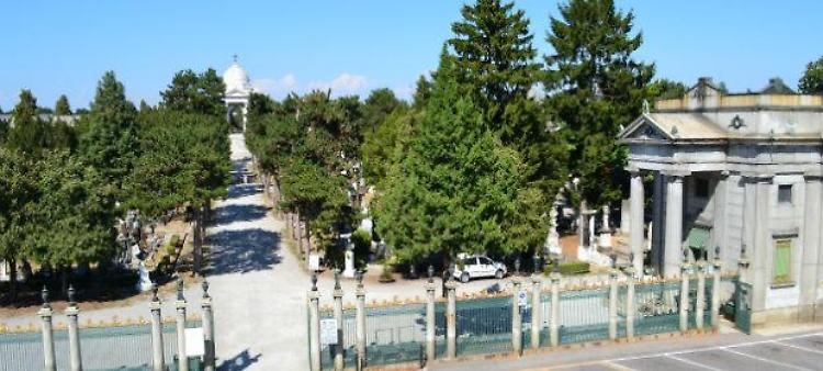 Propaganda al cimitero, luogo dove si deve tutelare il silenzio
