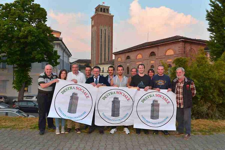 Campagna elettorale di strada della 'Destra Sociale-Uniti per Casalmaggiore'