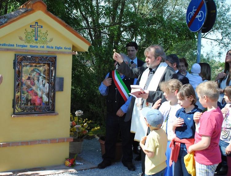 Benedetta la santella sulla pista ciclabile del Bosco