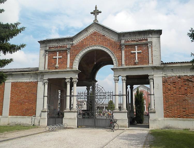 Ladri di rame al cimitero: è la terza volta
