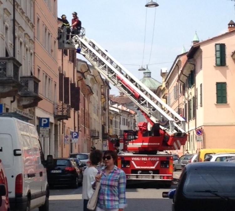Pompieri e ambulanza, trambusto in via Bonomelli per un soccorso in casa