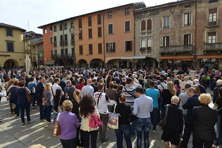 Centinaia di persone per l'addio alla piccola Adelaide