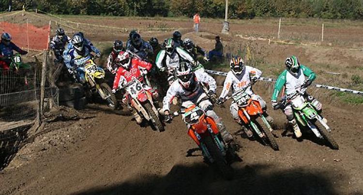 Cade, colpito da un'altra moto: grave un pilota di 24 anni