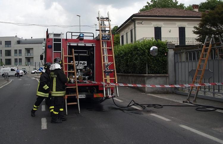 Incendio, scoppiano i vetri: paura e nessun ferito