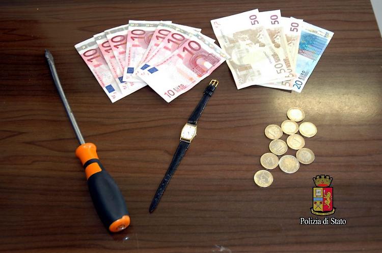 Intuizione di un poliziotto, ladre bloccate e denunciate