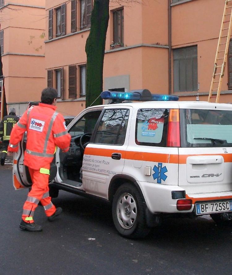 Investe un pedone poi fugge
