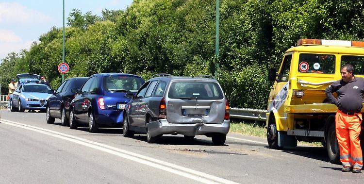 Tamponamento a catena, coinvolte 10 persone: nessuno è grave