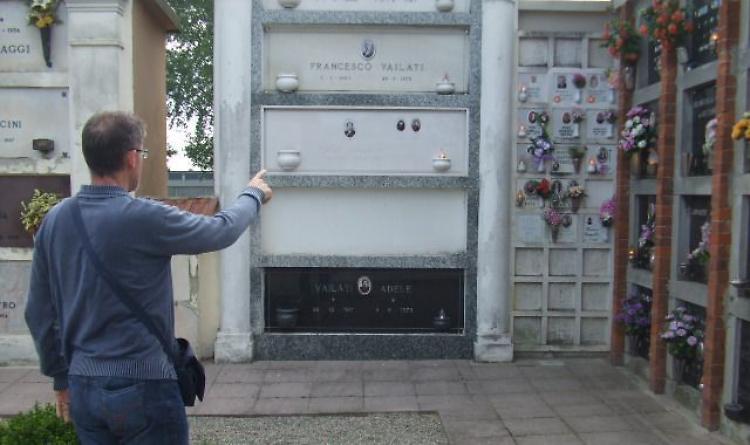 Furto al cimitero, i ladri si portano via i fiori finti
